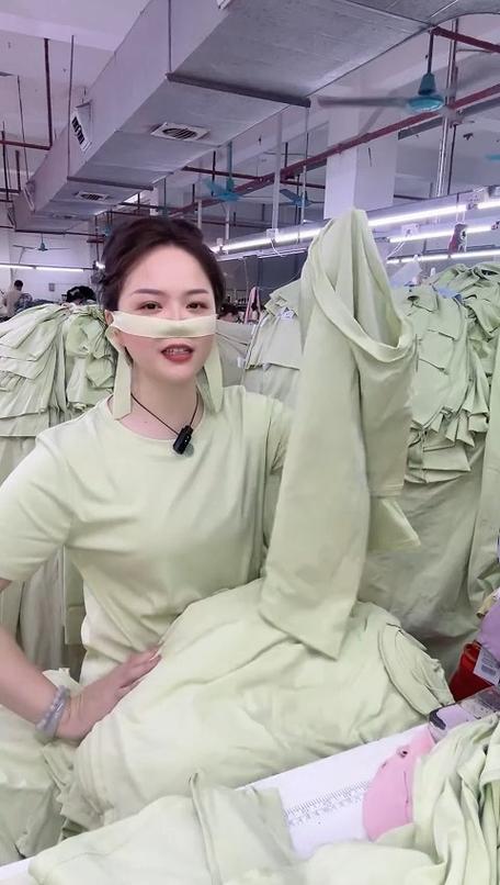 服装工厂里的日常#服装厂实拍# #源头工厂揭秘# #今日穿搭很美哦