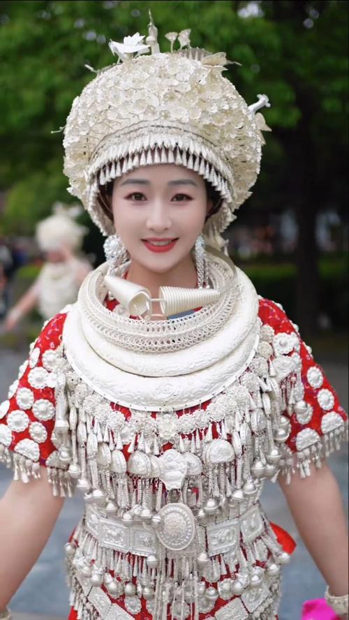 绝美苗族银饰服饰,太惊艳了!